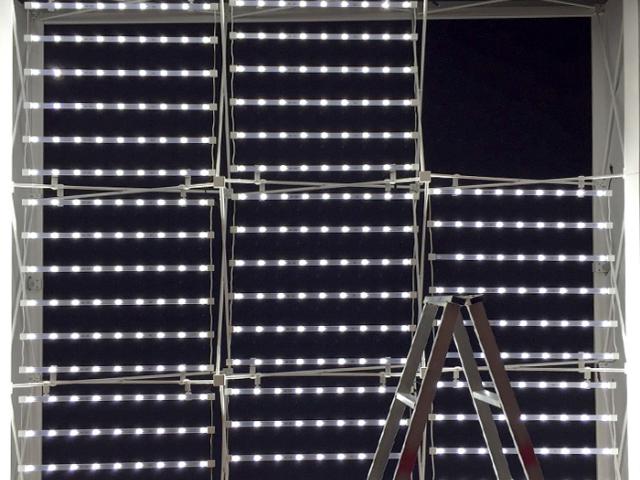 Výstavní modulární konstrukce s LED prosvětlením - LED závěs