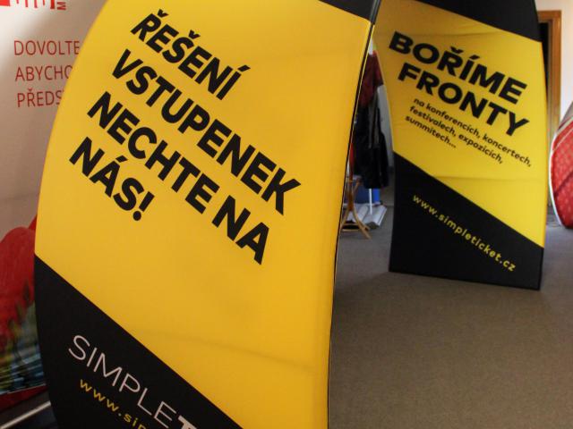 Textilní stěny v sobě spojují moderní design s bohatou nabídkou tvarů, příznivou cenou, rychlou sestavitelností a snadným transportem