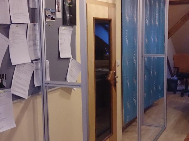 Dělící stěny z hliníkových profilů s pevnou deskovou výplní - konstrukce