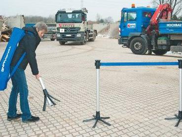 Velmi dobře přenosný samonavíjecí vymezovací sloupek se snadnou manipulací