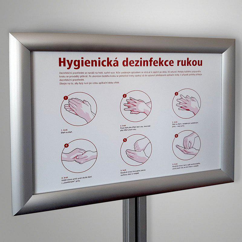 Součástí je zaklapávací rám formátu A4 s instruktážním plakátem, jak správně dezinfikovat ruce
