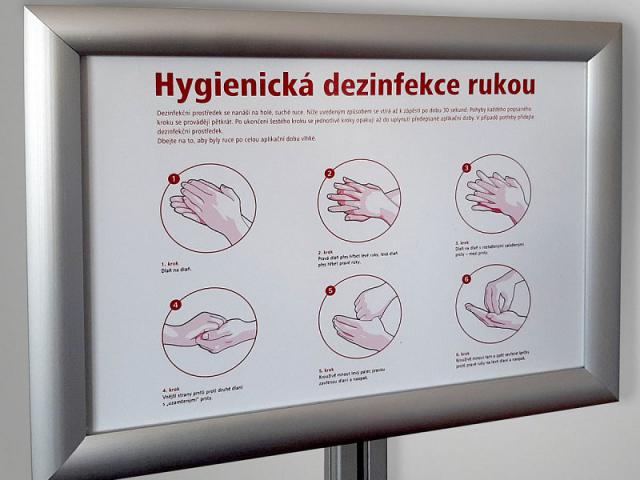Součástí je zaklapávací rám formátu A4 s instruktážním plakátem, jak správně dezinfikovat ruce