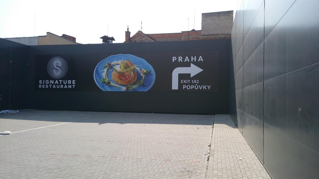 Minimalistický design, eloxovaný povrch a maximální plocha využitá pro Vaši reklamu